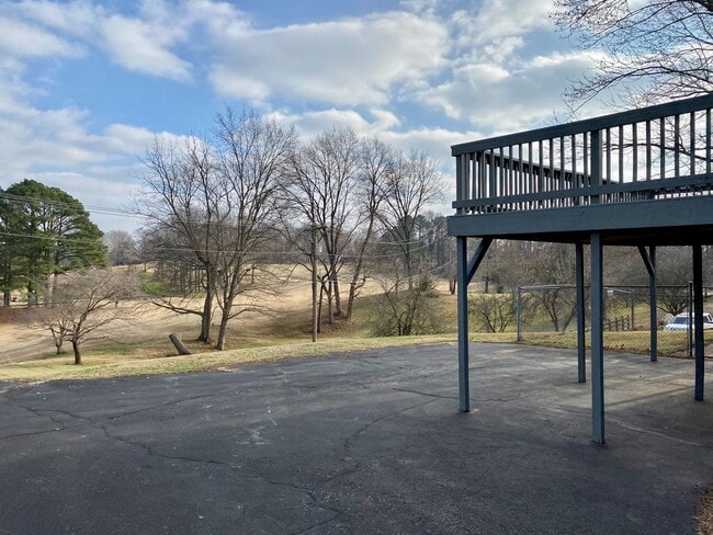 Building Photo - Location Location Location!!! 4bdr/2ba Split Level near Clarksville County Club!!