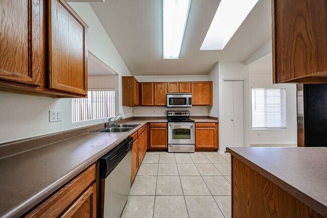 Building Photo - Charming 3-bedroom, 2-bathroom home locate...