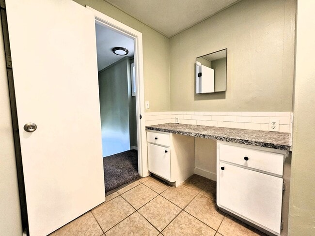 Building Photo - Welcome to a beautifully remodeled 2-Bedroom, 1-Bath in Mascotte, Florida, where modern comfort m...