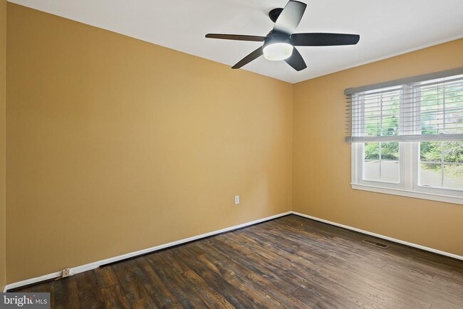 Building Photo - 18 Chantilly Ct