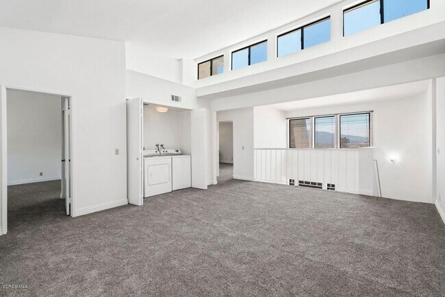 Building Photo - Hillside Hideaway in Thousand Oaks