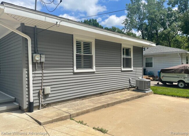 Building Photo - 2520 Greenlawn Ave