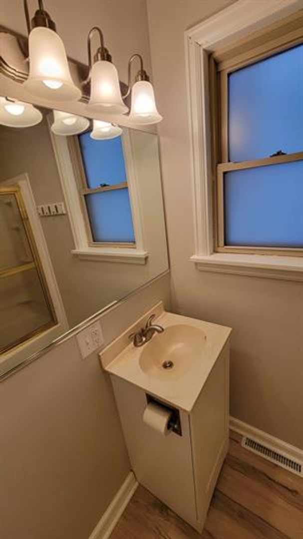 Building Photo - **Charming 1-Bedroom Plus Den Home with Modern Comforts**
