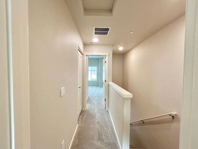 Building Photo - Stunning 2 Bed, 2.5 Bath Craftsman Townhome with Community Amenities!
