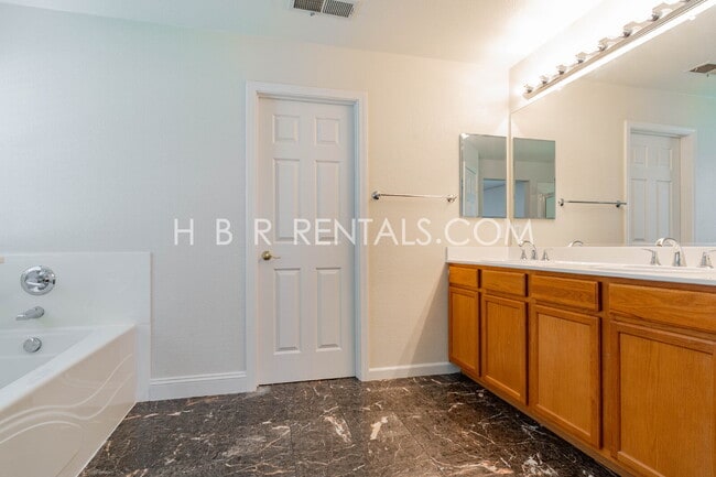 Building Photo - 803 Twin Oaks Dr