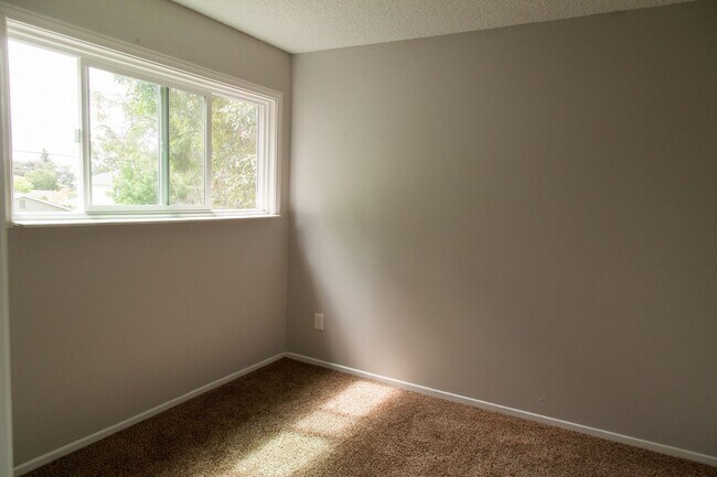 Building Photo - 1133 Laurel Ln