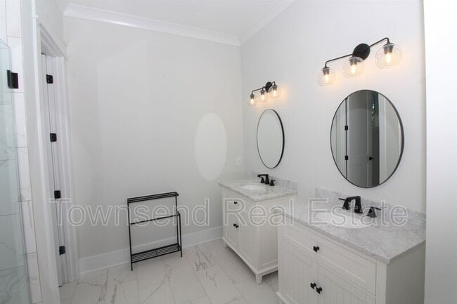 Building Photo - 209 Fairway Dr