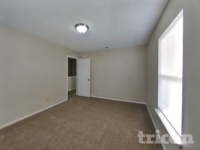 Building Photo - 824 Streamside Dr