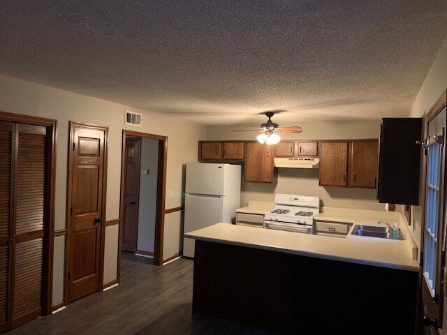 Kitchen breakfast bar - 6020 Sand Wedge Cir
