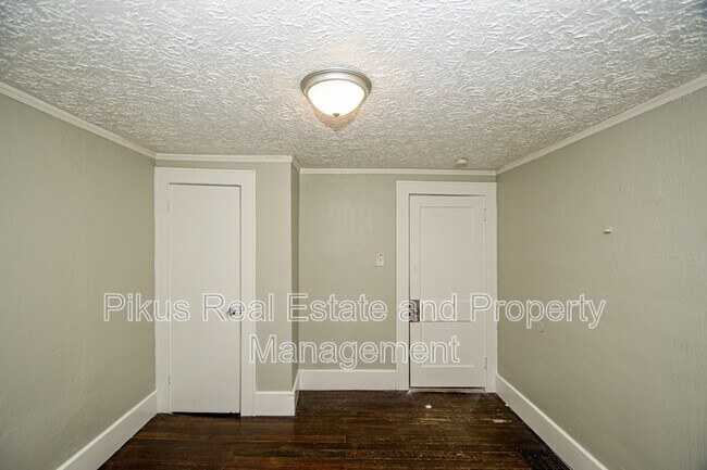 Building Photo - 487 Crouse St