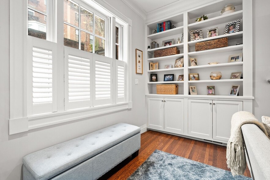 Building Photo - 7 Acorn St