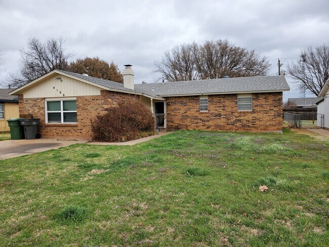 Building Photo - Spacious Home in City View!