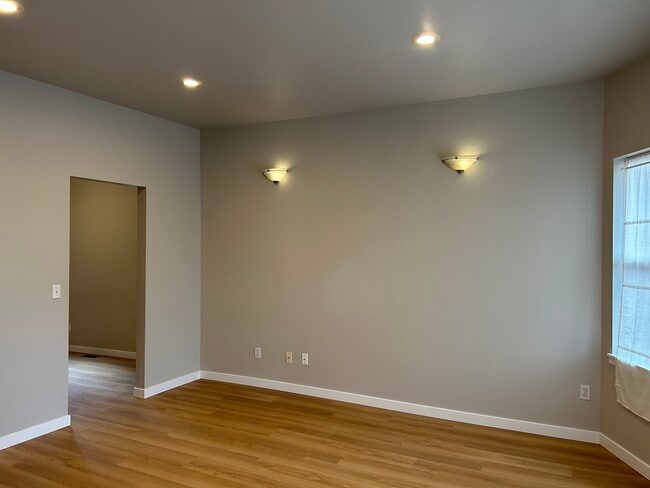 Building Photo - 627 N Prospect St