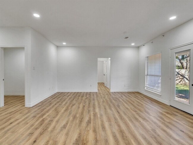 Building Photo - 206 Doncaster