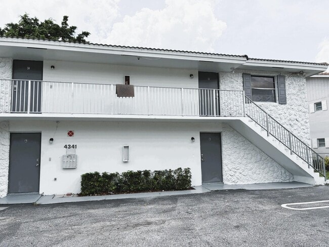 Building Photo - 4341 Riverside Dr