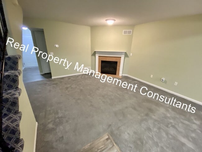 Building Photo - Updated 2 Bedroom Townhome