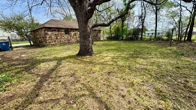 Building Photo - Move-In Ready 2 Bedroom Bungalow