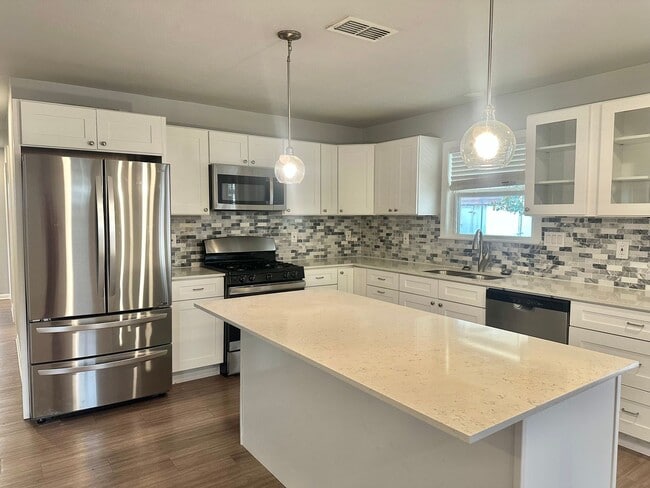 Building Photo - 3 Bed 2 Bath NEW MANAGEMENT IN AUSTIN TX!!!