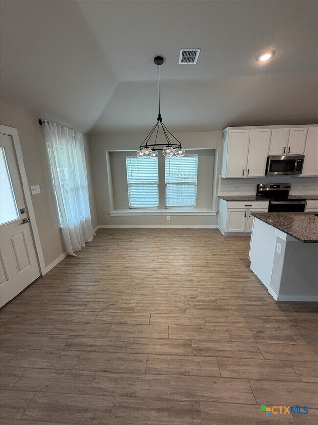 Building Photo - 1100 RIVER WOOD