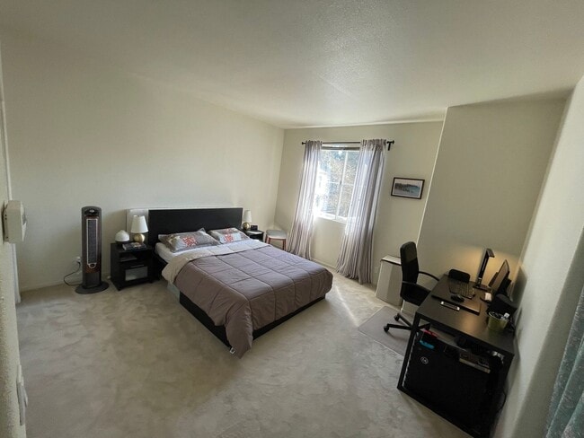 Building Photo - Rare Villagio 2 level townhome with garage and balcony, plus Den