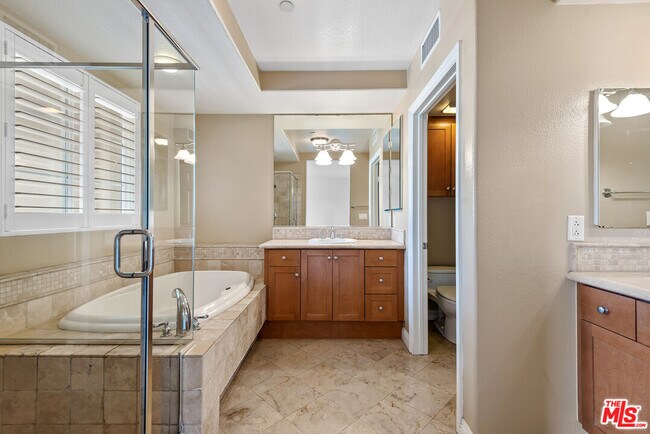 Building Photo - 5831 Seawalk Dr