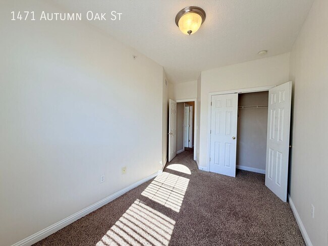 Building Photo - 1471 Autumn Oak St