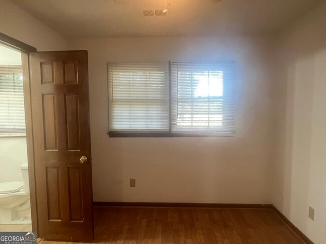 Building Photo - 551 Racetrack Rd