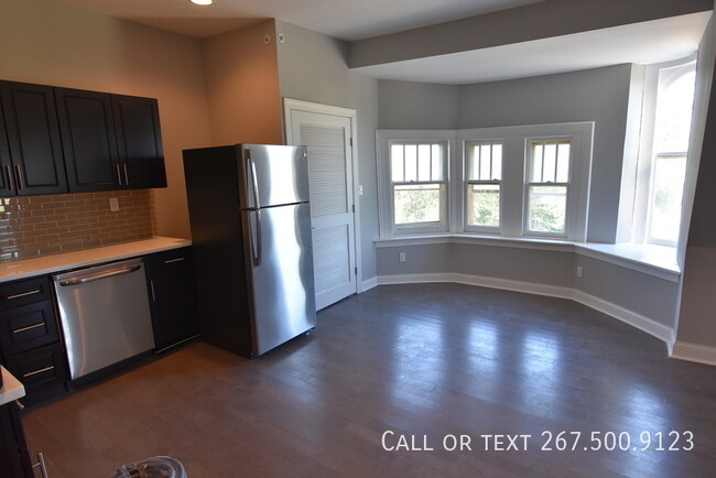 Building Photo - Lovely top floor 1BR unit with the vie of ...