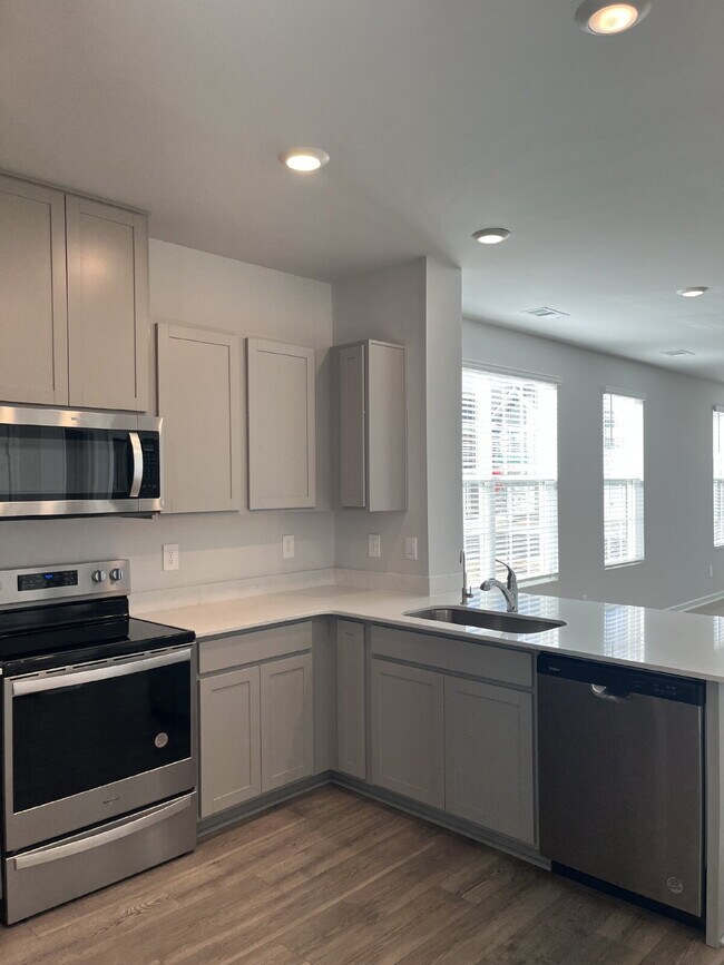 Building Photo - 453 Augustine Dr