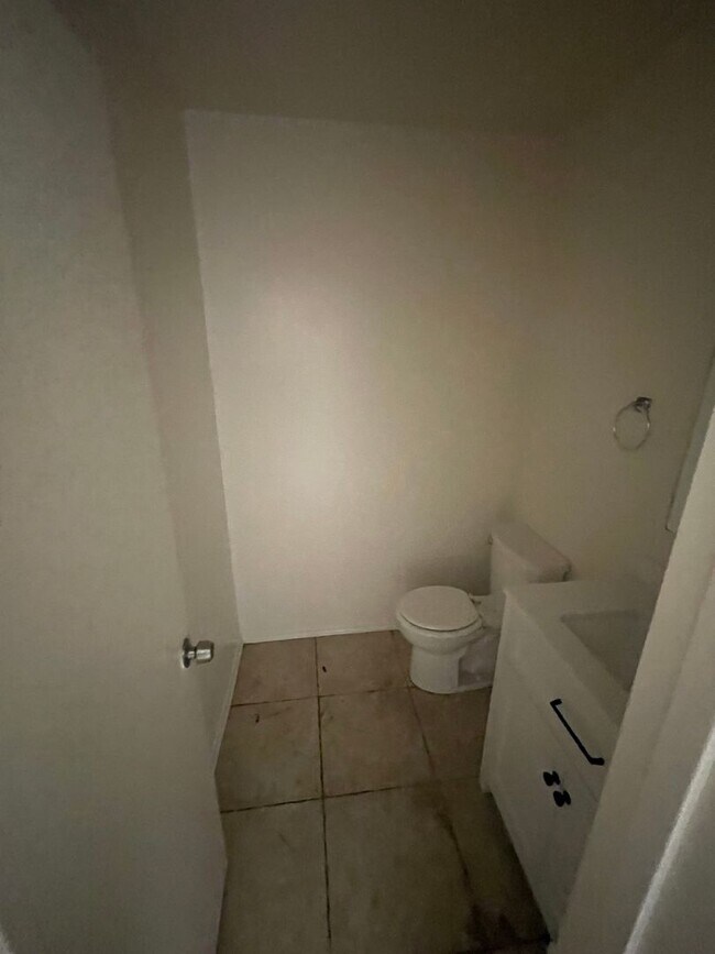 Building Photo - 2-bedroom, 1.5-bath townhouse in El Cajon