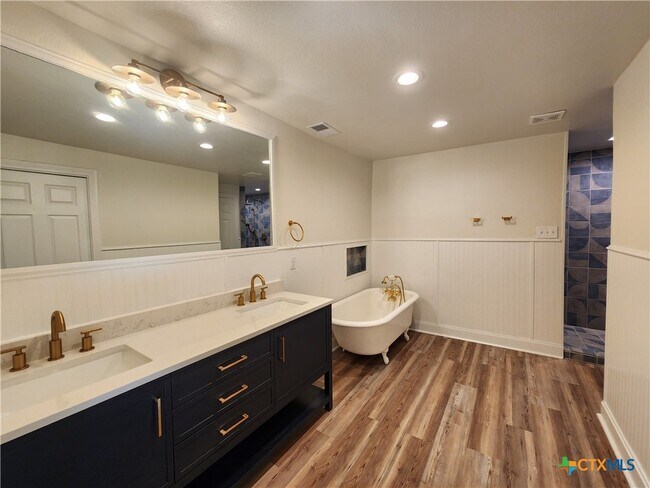 Building Photo - 521 Willow Ave