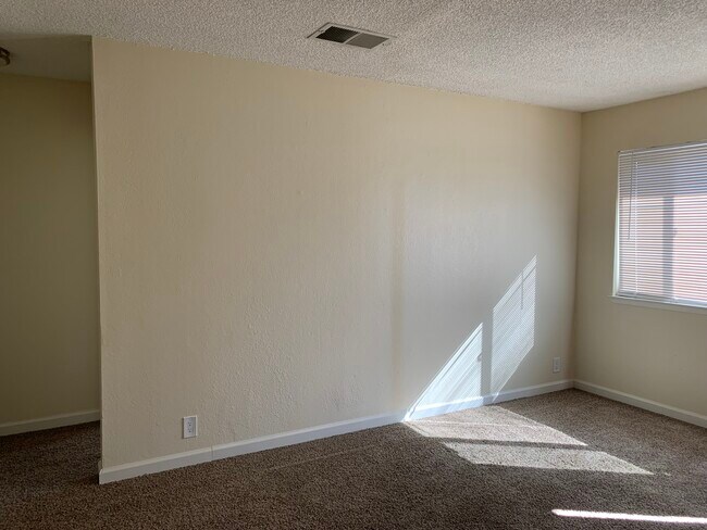 Building Photo - 514 N Locust St