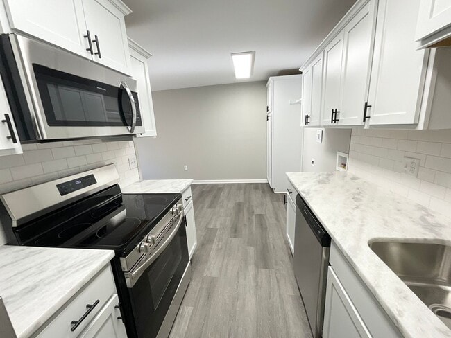 Building Photo - 713 Melody Ln