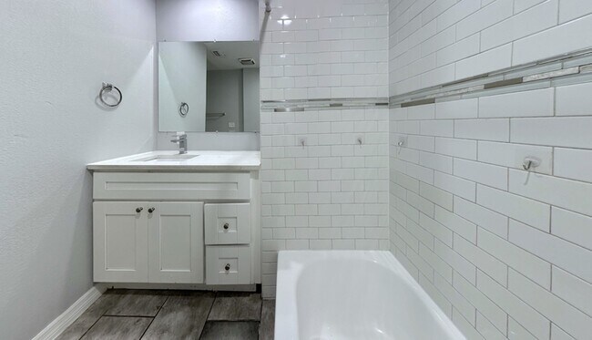 Building Photo - 3841 16th Ave S