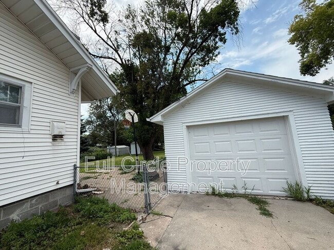 Building Photo - 351 N Clarmar Ave