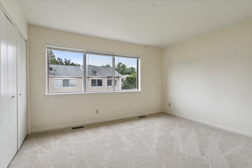 Building Photo - 3823 Staffordshire Ln