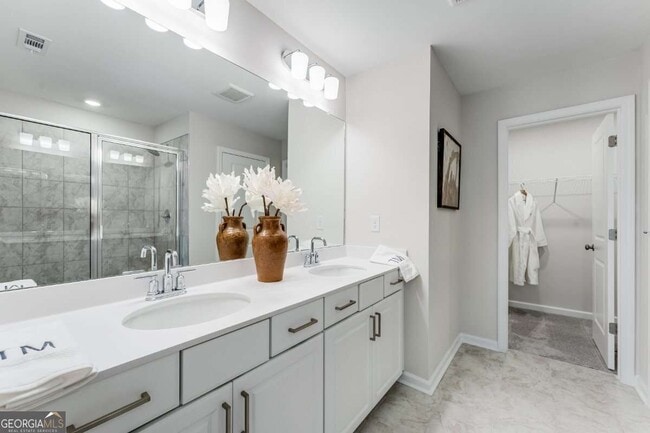 Building Photo - 5731 Plaza Dr SE