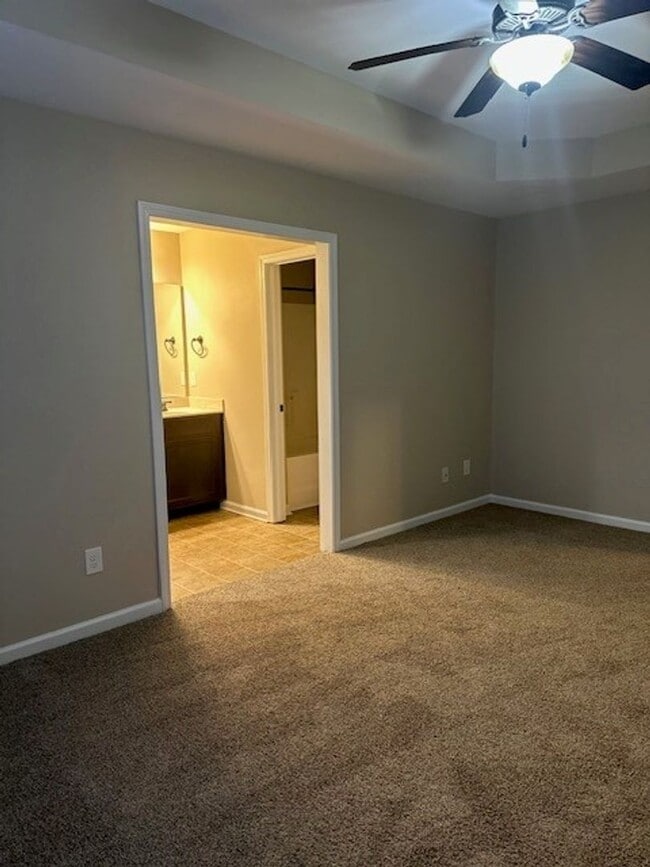 Building Photo - 3 Bed/2 Bath Home - 10 minutes to SJAFB!