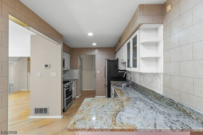 Building Photo - 148 Riverbend Dr