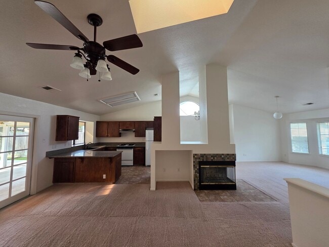 Building Photo - ***New Listing*** 3 Bedroom 2 Bath home in SW Visalia!!! Yard Care Included!