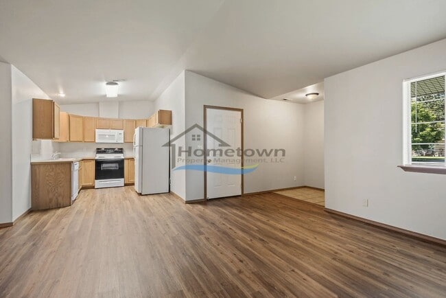 Building Photo - Two-Bed, Two-Bath Duplex with Garage in Co...