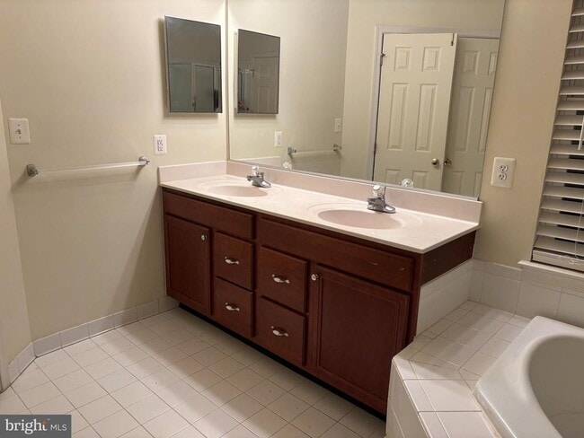 Building Photo - 43725 Banshee Heights Terrace