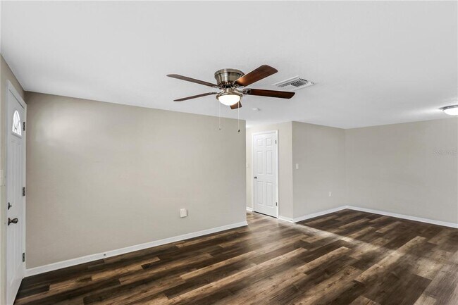 Building Photo - 1415 Classic Dr