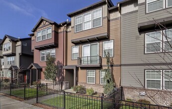 Building Photo - Hillsboro Townhouse Gem