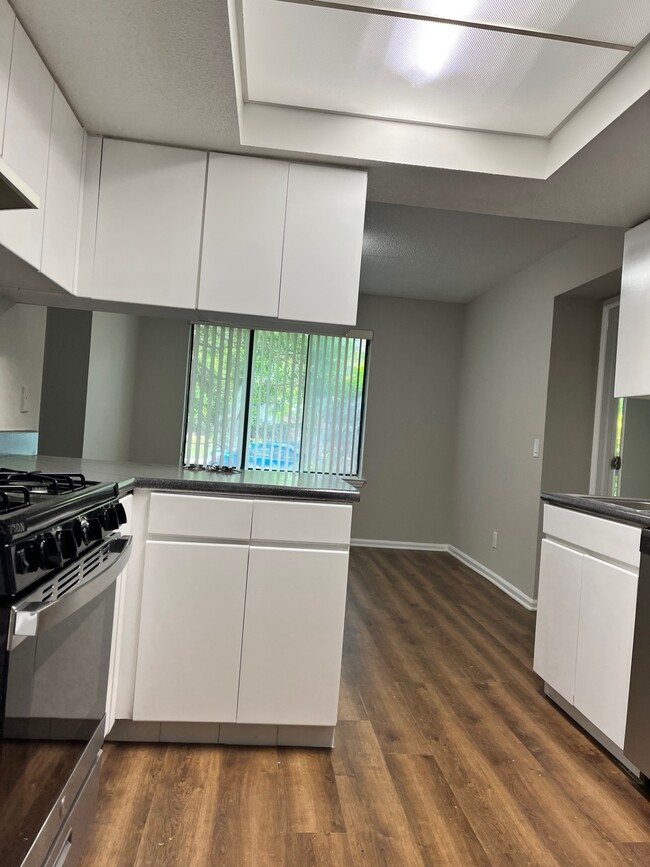 Building Photo - 121 Wellington Ct