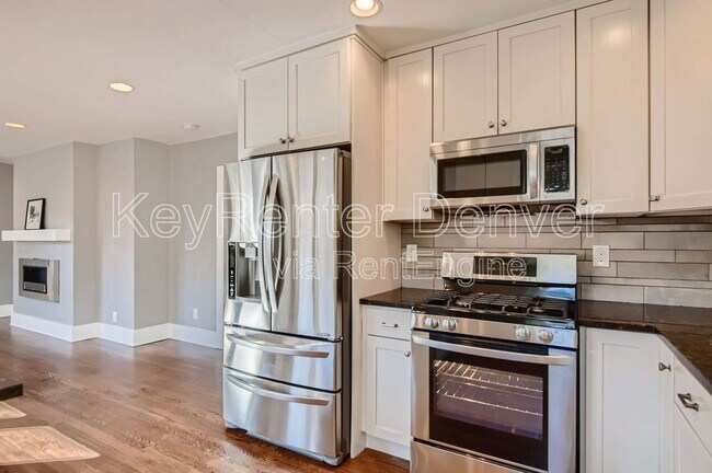 Building Photo - 1418 Roslyn St