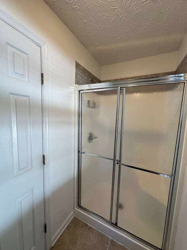 Building Photo - Well-Maintained 4 Bed 2.5 Bath with Fenced Backyard