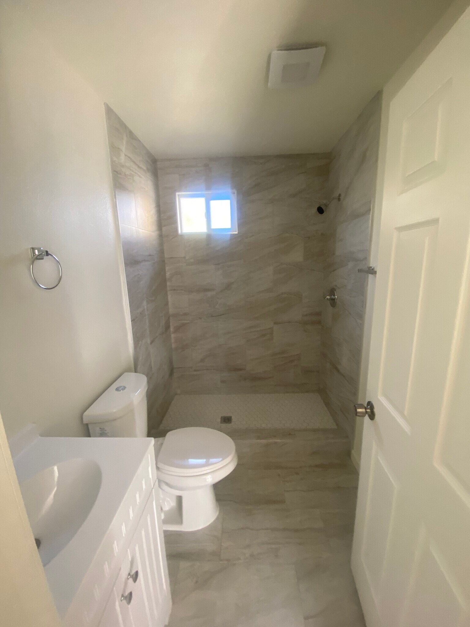 Building Photo - 1372 Gaviota Ave