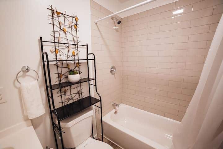 Building Photo - 2115 N Raymond Ave