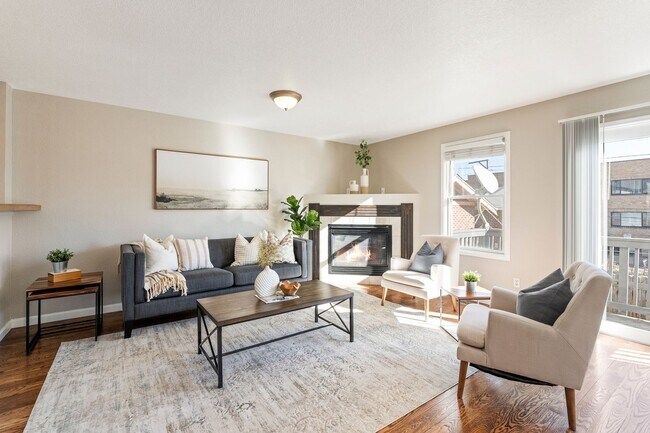 Building Photo - Charming 3 Bedroom Townhome in Highlands Neighborhood